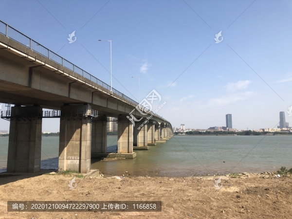 跨河大橋