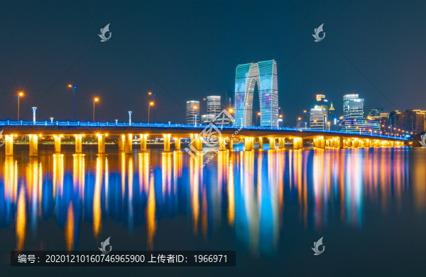 蘇州金雞湖東方之門夜景