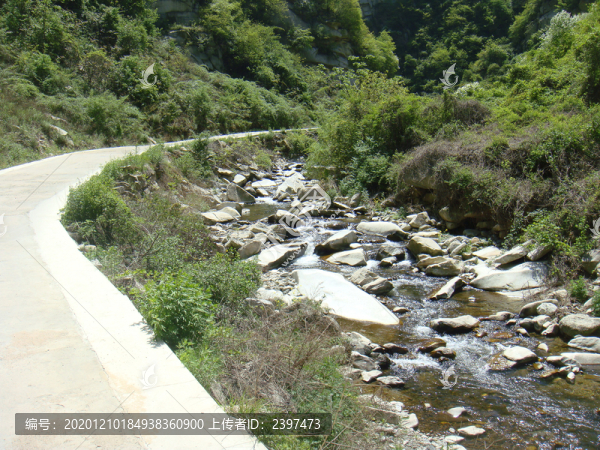 山路溪流