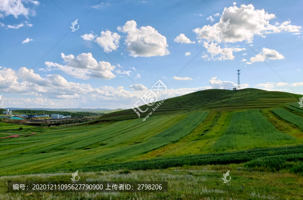 藍(lán)天白云山丘上的鐵塔和農(nóng)田