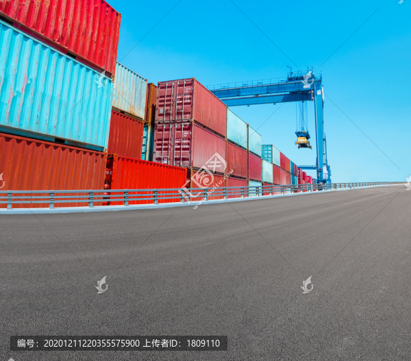 高速公路為前景的集裝箱碼頭