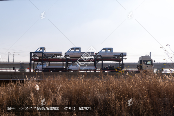 高速公路運(yùn)輸車