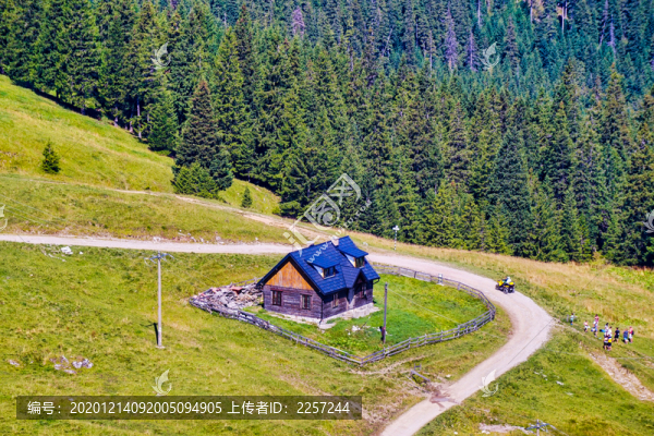 崇山峻嶺