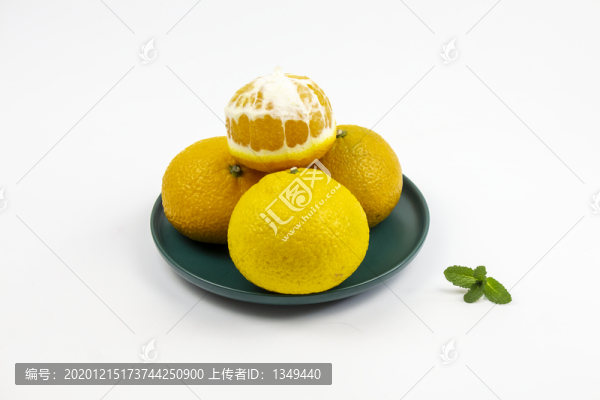 白底綠盤上的柑橘