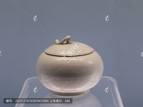 定窯白釉官字劃花蓮瓣紋蓋罐
