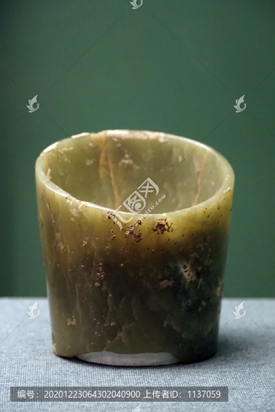 紅山文化玉斜口筒形器