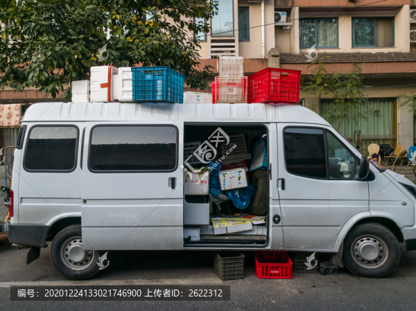 當(dāng)移動(dòng)倉庫的面包車