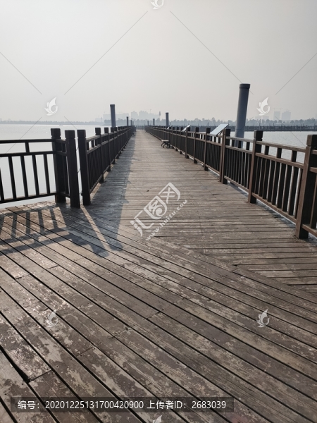 生態(tài)木親水平臺(tái)