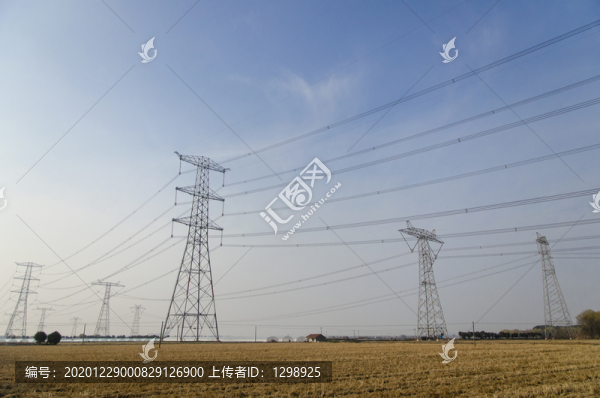 藍(lán)天田野電線桿