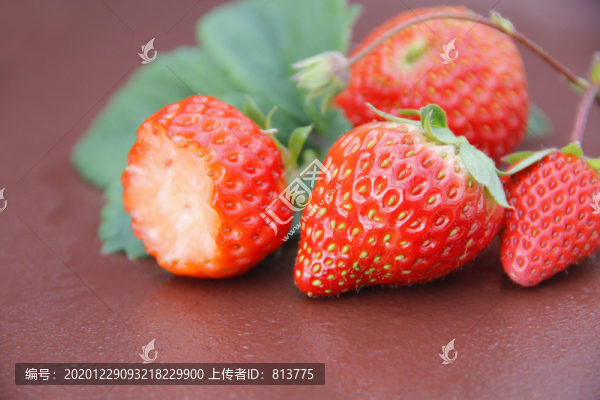 草莓紅顏圖