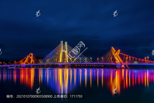 中國陜西漢中漢江龍崗大橋夜景