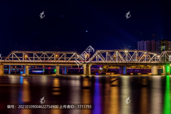 中國(guó)四川廣元嘉陵江老鐵橋夜景