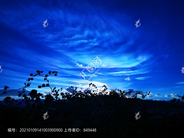 七彩祥云天空背景