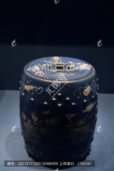 博物館清代藍(lán)地白花花卉紋瓷坐墩