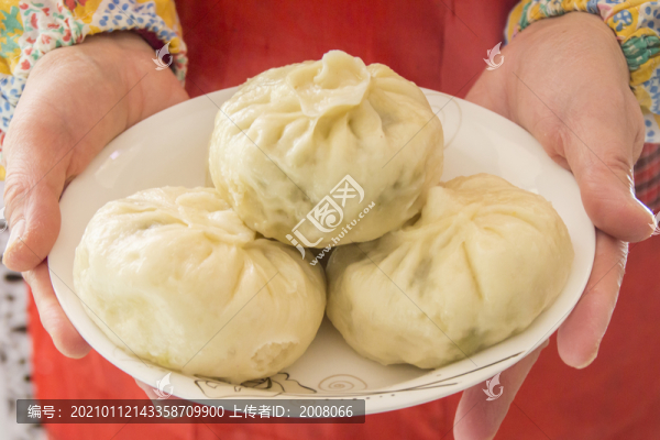 雙手端一盤熱包子