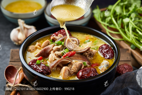 金湯花膠雞煲