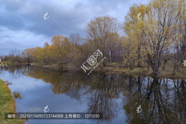 河邊秋景