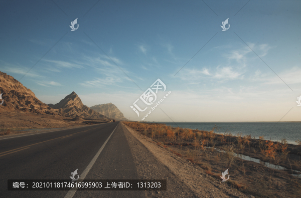 新疆沙漠戈壁上的公路