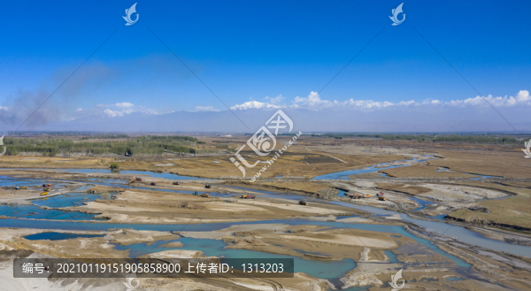 中國天山主峰托爾木峰