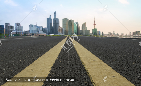 柏油馬路天際線和城市高樓