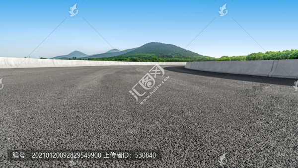 公路彎道和遠(yuǎn)山背景