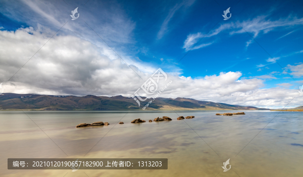 西藏阿里地區(qū)新藏公路邊的公珠措