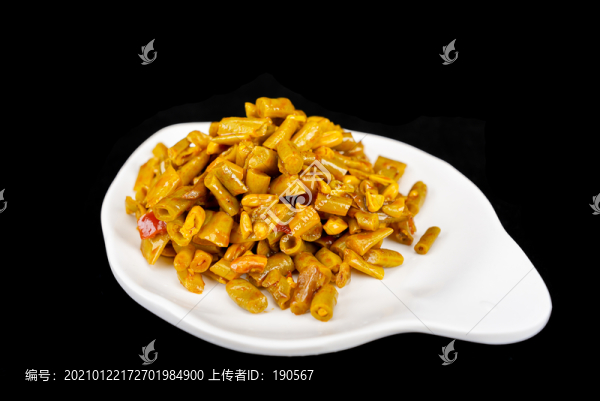 黑色背景下白色瓷盤中的酸豆角
