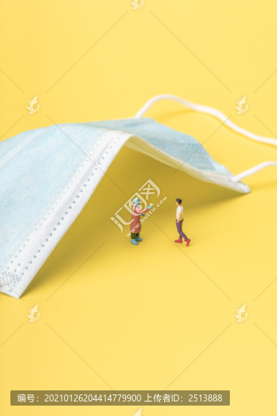 醫(yī)用外科口罩下測(cè)體溫的人