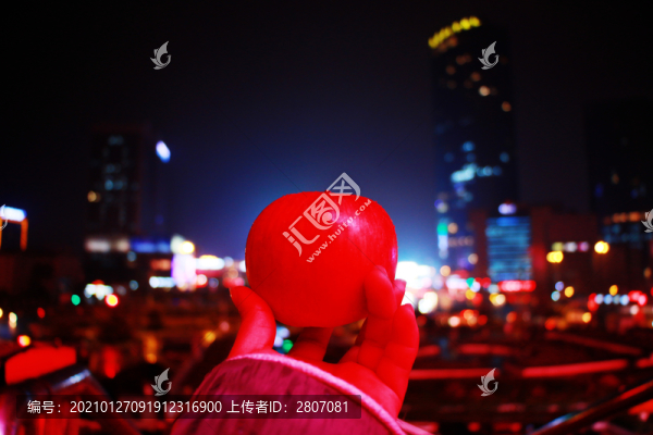 都市夜景下的蘋果