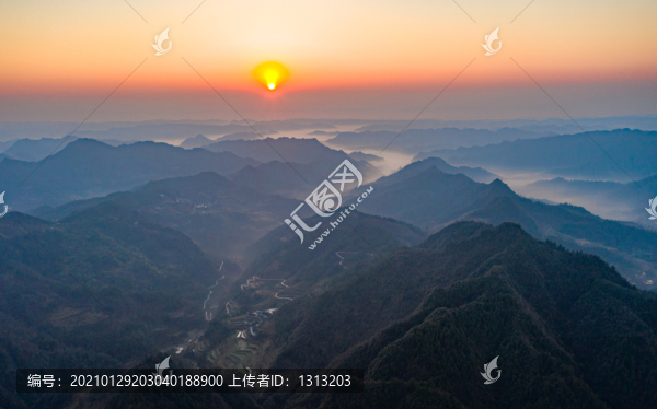 湖南湘西山間的云霧