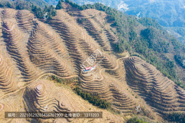 湖南湘西山間蜿蜒的山路