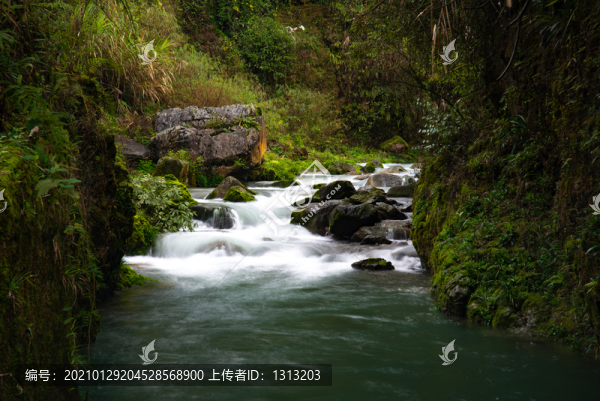 湖南湘西山間的溪流