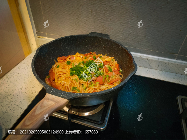 雞蛋火腿腸炒面