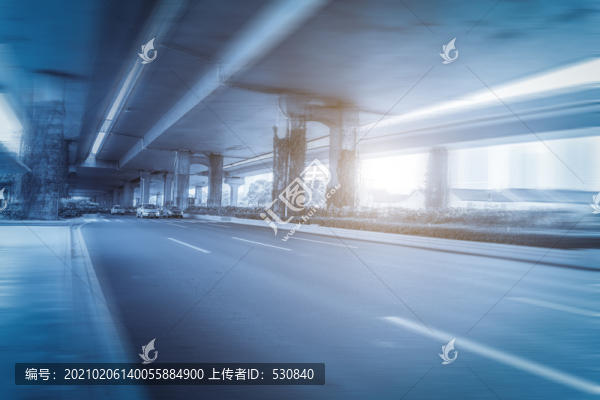 城市道路交通和模糊的背景