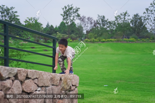 玩耍的男孩