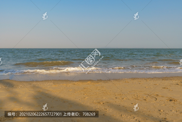 空曠的沙灘大海背景