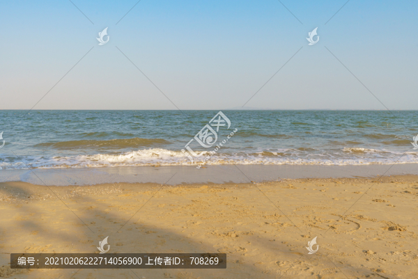空曠的沙灘大海背景