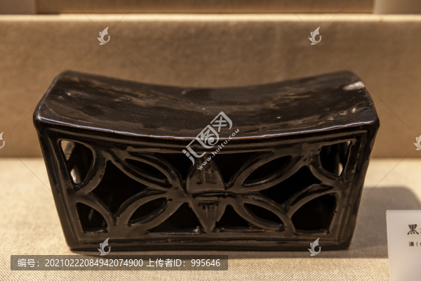 清代黑釉鏤空錢紋元寶形枕