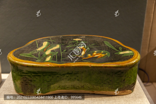 金代三彩鹿銜草紋瓷枕