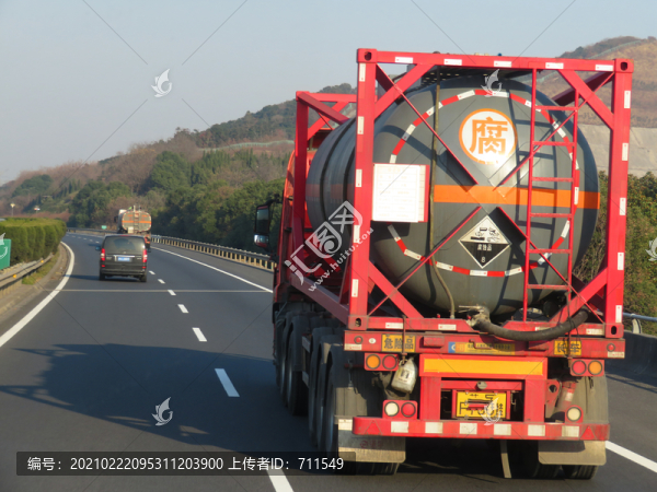 高速公路危化品運(yùn)輸車