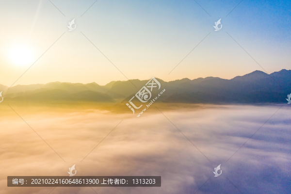 航拍山間云海上的風光