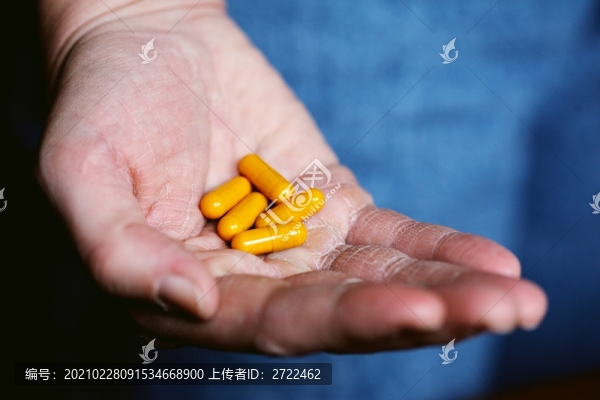 手里的黃色膠囊