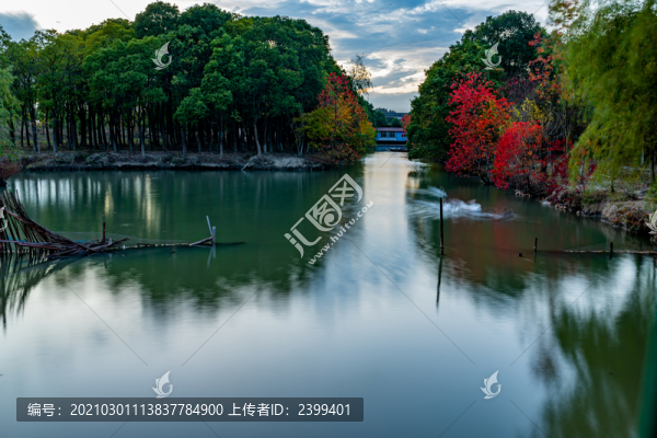 池塘秋色倒影