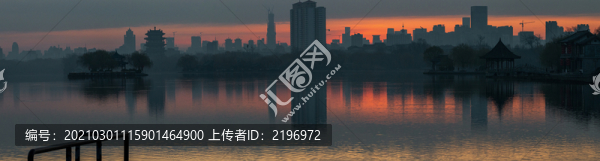 寬幅晨曦里大明湖城市倒影