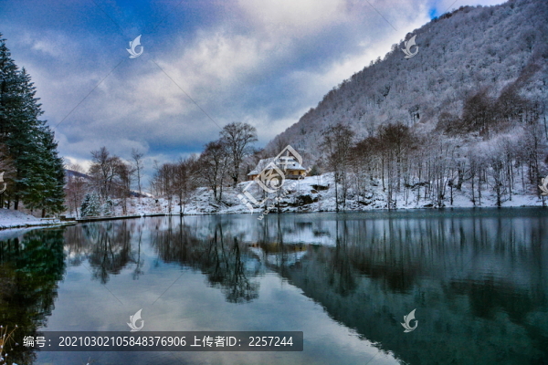 山區(qū)雪景
