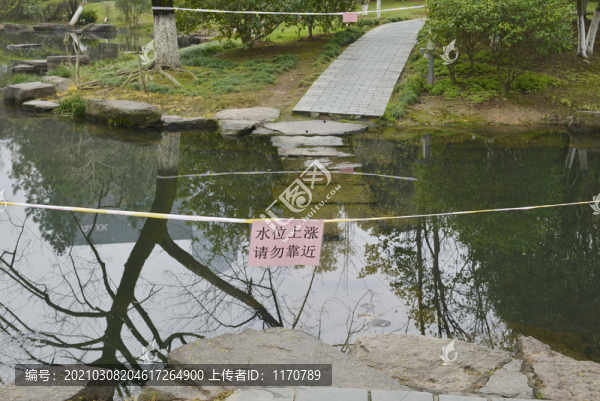 公園水位上漲請(qǐng)勿靠近友情提醒