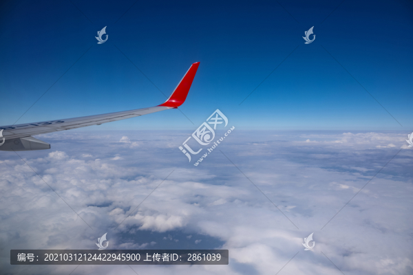 飛機在云層上飛行