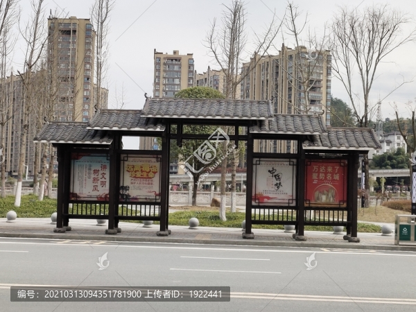 公交站臺(tái)正面照
