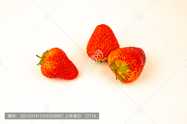 新鮮成熟的有機(jī)草莓