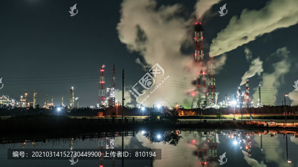 夜晚化工企業(yè)濃煙滾滾特寫